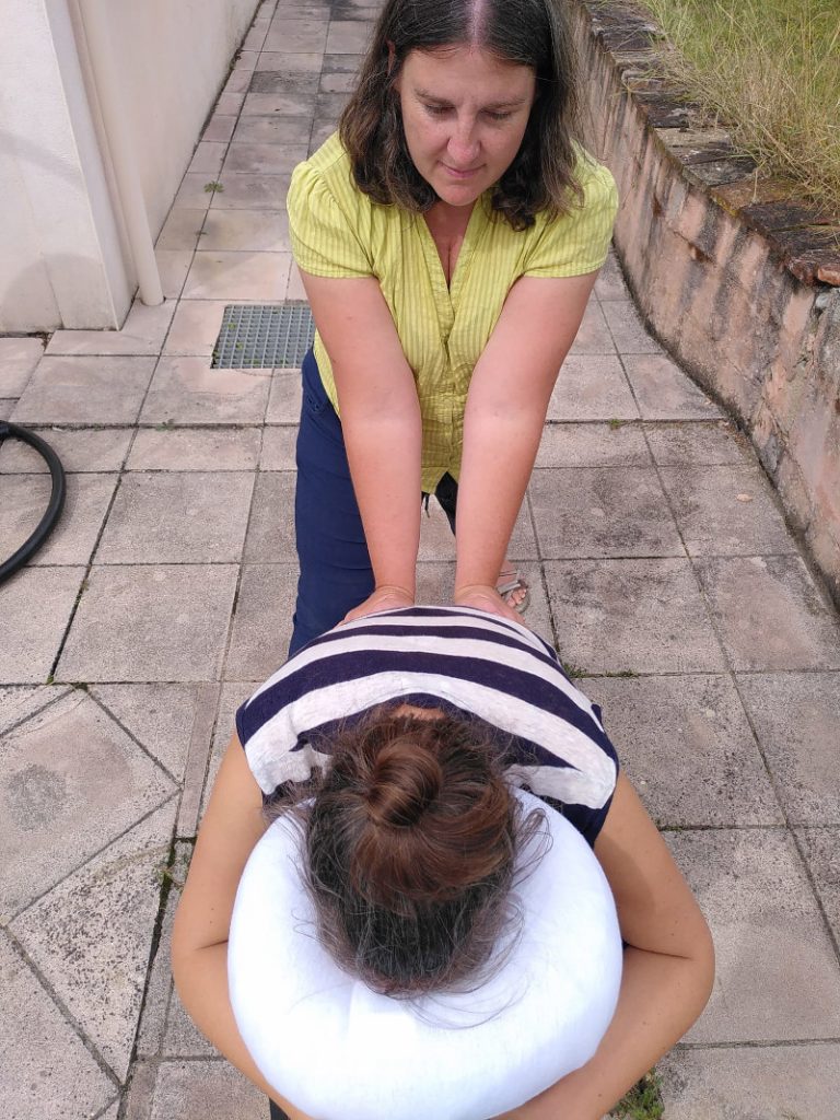 Sandie Cheucle faisant un massage amma assis