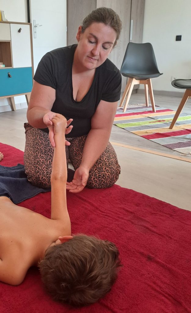 Sandie Cheucle faisant un massage à un enfant